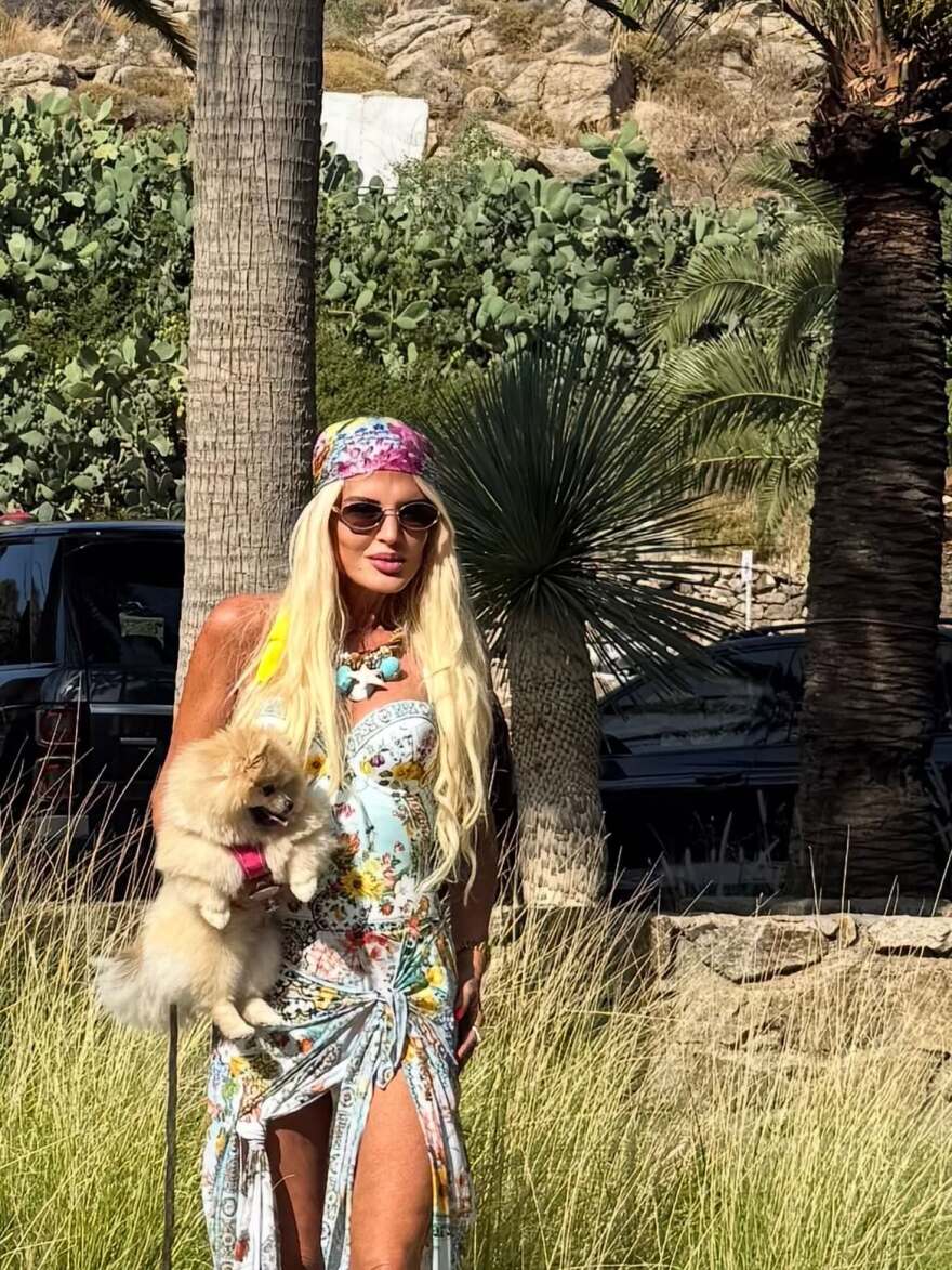 Ο χορός της Μαρίνας Σταυράκη σε beach bar της Μυκόνου και οι φωτογραφίες με μαγιό