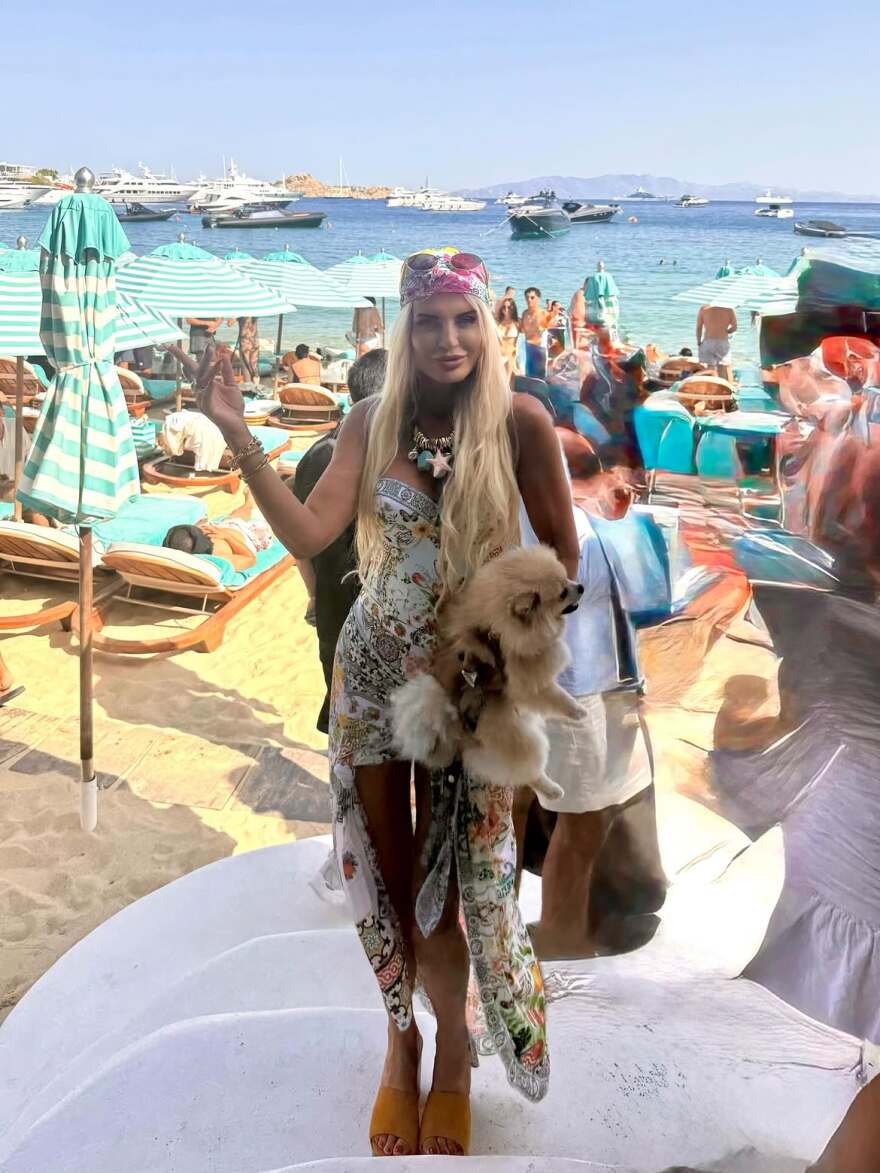 Ο χορός της Μαρίνας Σταυράκη σε beach bar της Μυκόνου και οι φωτογραφίες με μαγιό