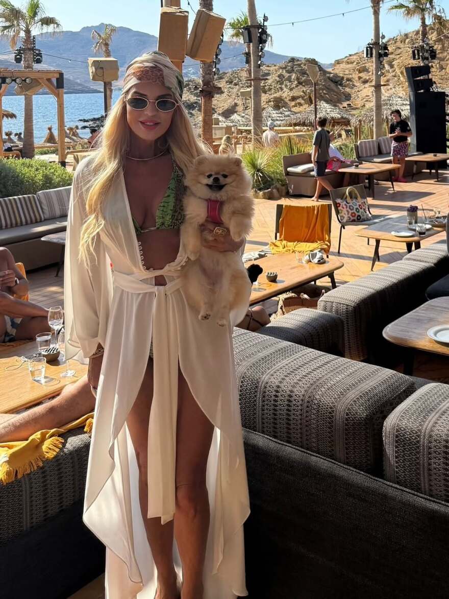 Ο χορός της Μαρίνας Σταυράκη σε beach bar της Μυκόνου και οι φωτογραφίες με μαγιό