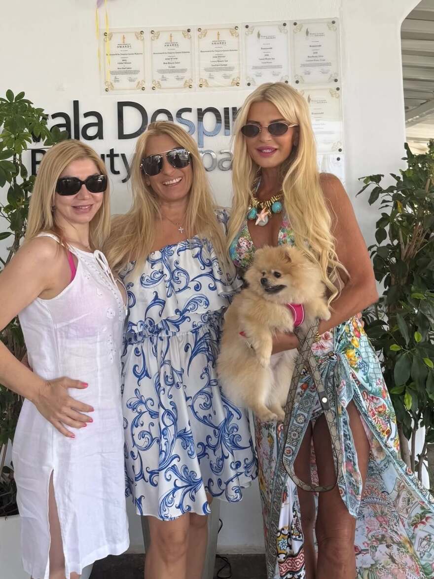 Ο χορός της Μαρίνας Σταυράκη σε beach bar της Μυκόνου και οι φωτογραφίες με μαγιό