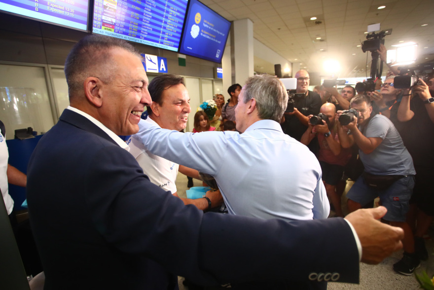 Σε πανηγυρικό κλίμα η επιστροφή της εθνικής πόλο ανδρών μετά το χρυσό στο World Cup, δείτε βίντεο