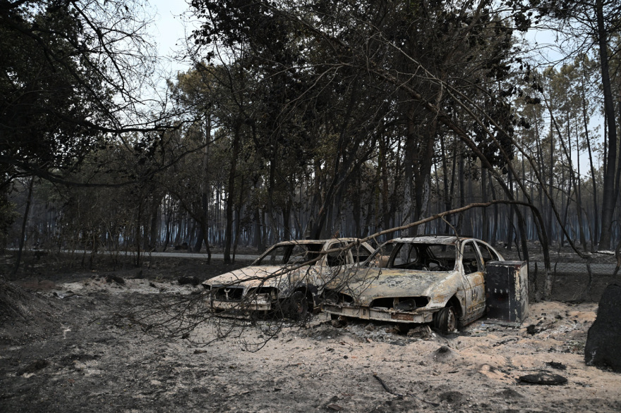 Τουλάχιστον 240 κατεστραμμένα σπίτια και πάνω από 200.000 εκτοπισμένοι: Συνεχίζεται η μάχη με τις φλόγες στη Γαλλία, δείτε φωτογραφίες