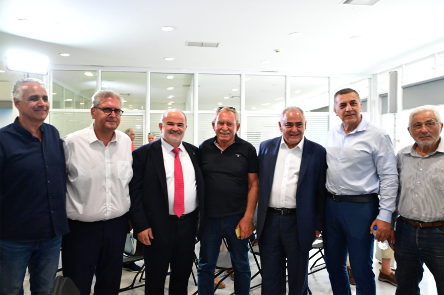 Ο Τσίπρας παρουσιάζει τις θέσεις της ΕΛΑΣ για την τοπική αυτοδιοίκηση, ποιοι δήμαρχοι και στελέχη δίνουν το «παρών», δείτε live