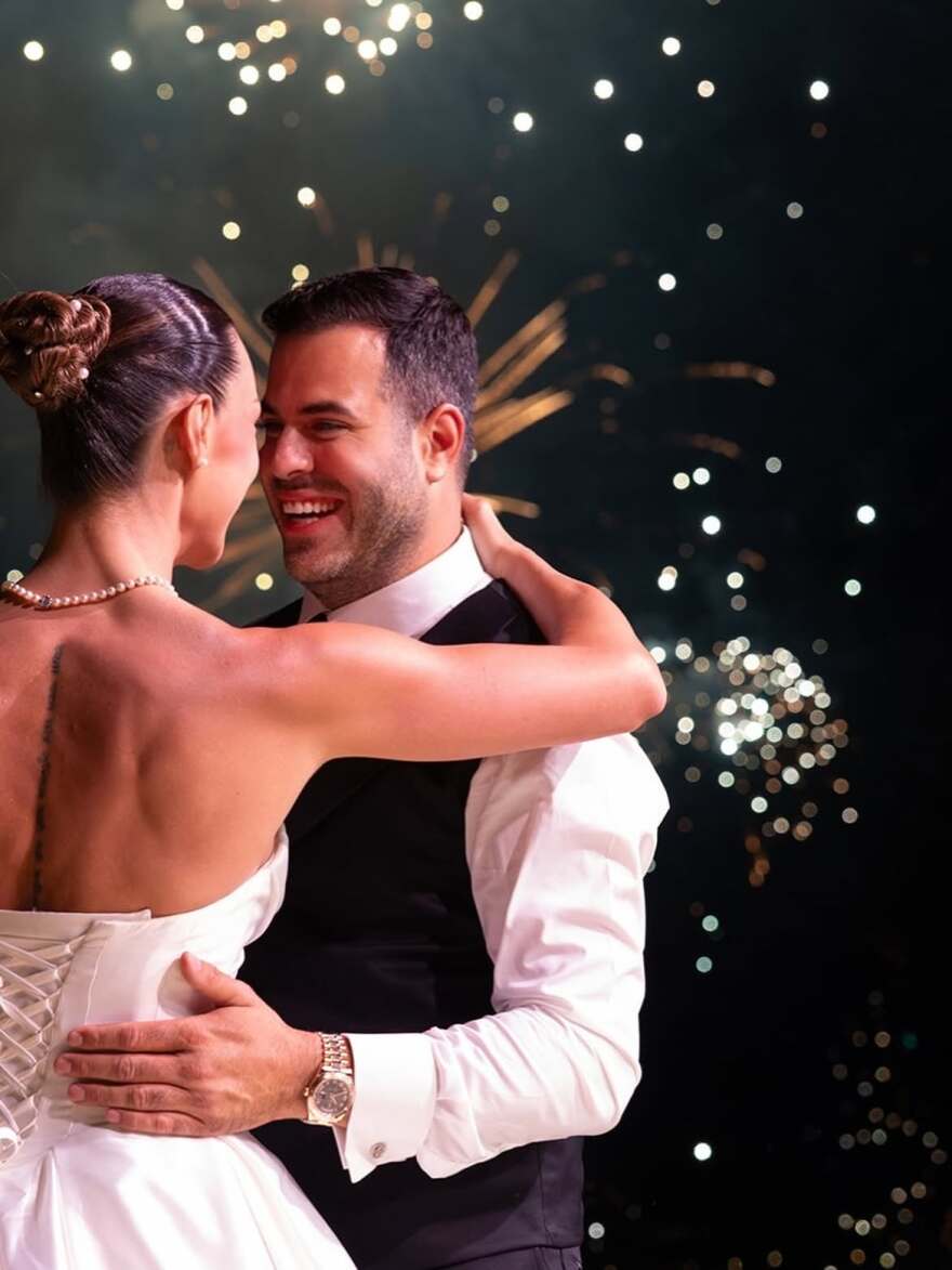 Νέες φωτογραφίες από τον γάμο της Δώρας Παντέλη, τα πυροτεχνήματα στη δεξίωση και το κόψιμο της τούρτας