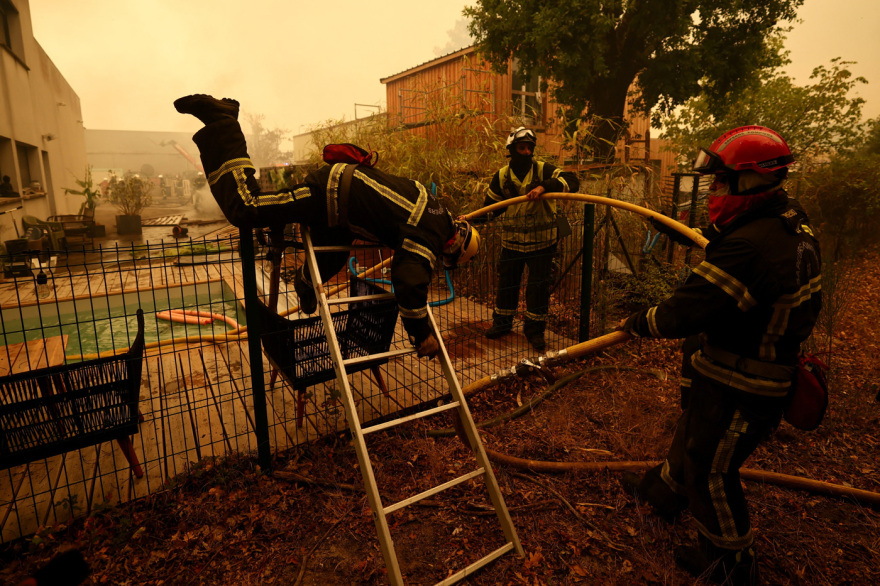 Τουλάχιστον 240 κατεστραμμένα σπίτια και πάνω από 200.000 εκτοπισμένοι: Συνεχίζεται η μάχη με τις φλόγες στη Γαλλία, δείτε φωτογραφίες