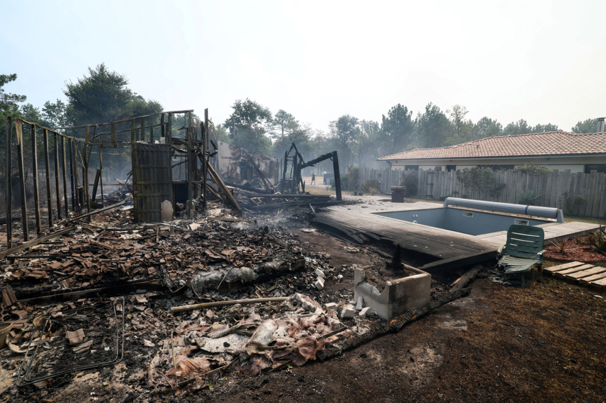 Τουλάχιστον 240 κατεστραμμένα σπίτια και πάνω από 200.000 εκτοπισμένοι: Συνεχίζεται η μάχη με τις φλόγες στη Γαλλία, δείτε φωτογραφίες