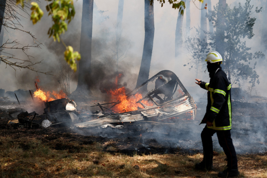 Τουλάχιστον 240 κατεστραμμένα σπίτια και πάνω από 200.000 εκτοπισμένοι: Συνεχίζεται η μάχη με τις φλόγες στη Γαλλία, δείτε φωτογραφίες