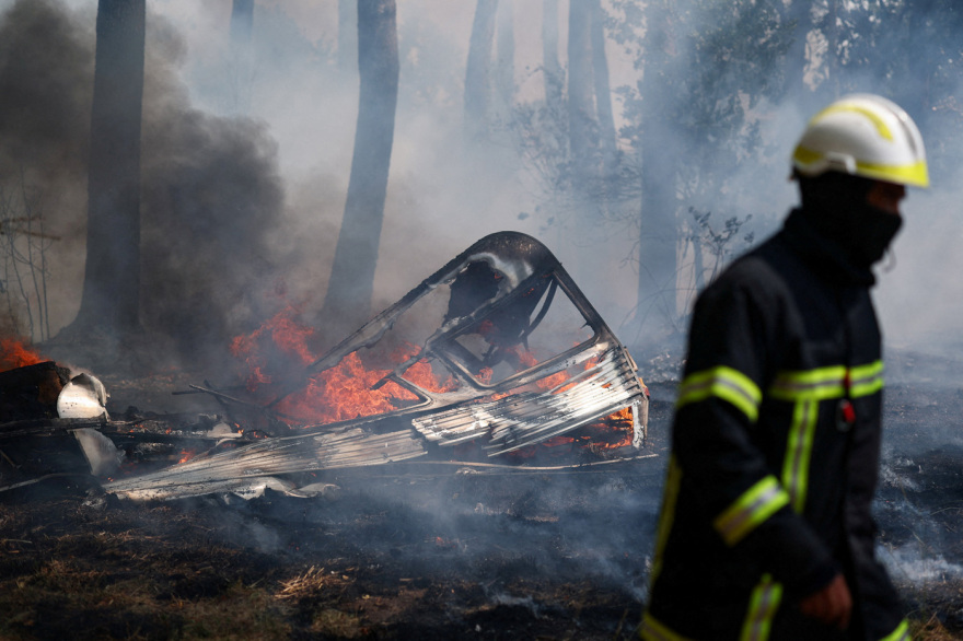Τουλάχιστον 240 κατεστραμμένα σπίτια και πάνω από 200.000 εκτοπισμένοι: Συνεχίζεται η μάχη με τις φλόγες στη Γαλλία, δείτε φωτογραφίες