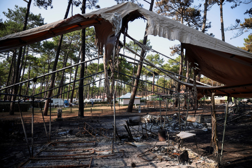 Τουλάχιστον 240 κατεστραμμένα σπίτια και πάνω από 200.000 εκτοπισμένοι: Συνεχίζεται η μάχη με τις φλόγες στη Γαλλία, δείτε φωτογραφίες