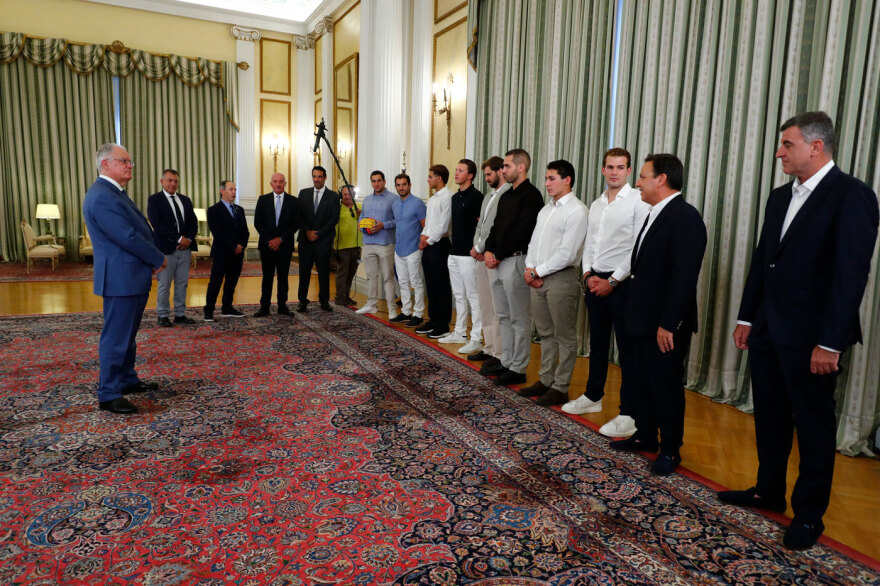 Ο Κωνσταντίνος Τασούλας δέχθηκε τους «χρυσούς» αθλητές της Εθνικής ομάδας πόλο, φωτογραφίες 