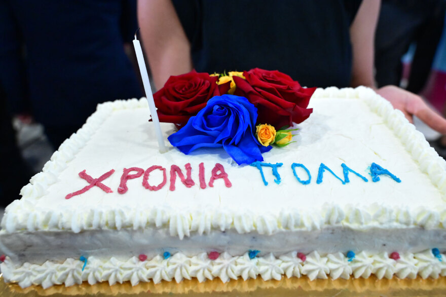 Τα κεράσματα και η τούρτα έκπληξη για τον Τσίπρα στην εκδήλωση της ΕΛΑΣ, δείτε βίντεο
