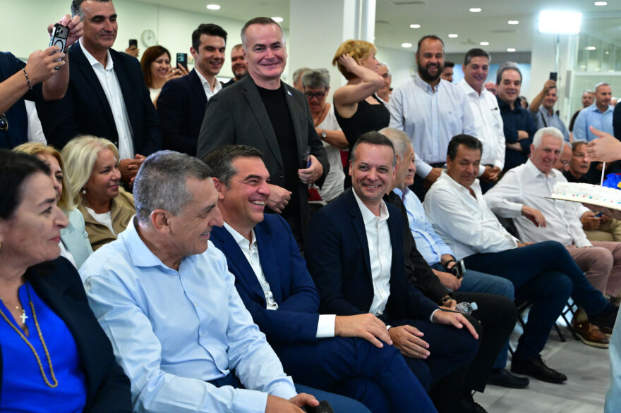 Τα κεράσματα και η τούρτα έκπληξη για τον Τσίπρα στην εκδήλωση της ΕΛΑΣ, δείτε βίντεο