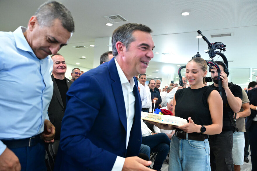 Τα κεράσματα και η τούρτα έκπληξη για τον Τσίπρα στην εκδήλωση της ΕΛΑΣ, δείτε βίντεο