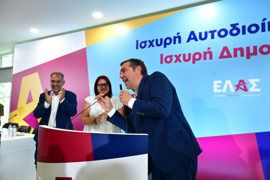 Τα κεράσματα και η τούρτα έκπληξη για τον Τσίπρα στην εκδήλωση της ΕΛΑΣ, δείτε βίντεο