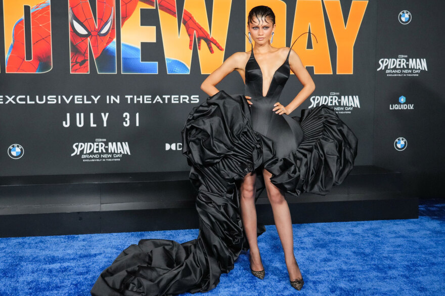 Η Ζεντάγια εμφανίστηκε στην πρεμιέρα του «Spider-Man: Brand New Day» στο Λος Άντζελες με μαύρη τουαλέτα με βαθύ ντεκολτέ και μακριά ουρά