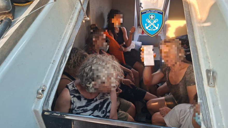 Δείτε βίντεο: Η δραματική διάσωση πολιτών στον Άγιο Παύλο από το Λιμενικό στην πυρκαγιά που μαίνεται στο Ρέθυμνο