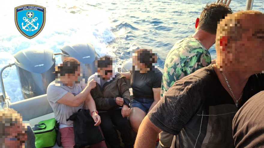 Δείτε βίντεο: Η δραματική διάσωση πολιτών στον Άγιο Παύλο από το Λιμενικό στην πυρκαγιά που μαίνεται στο Ρέθυμνο