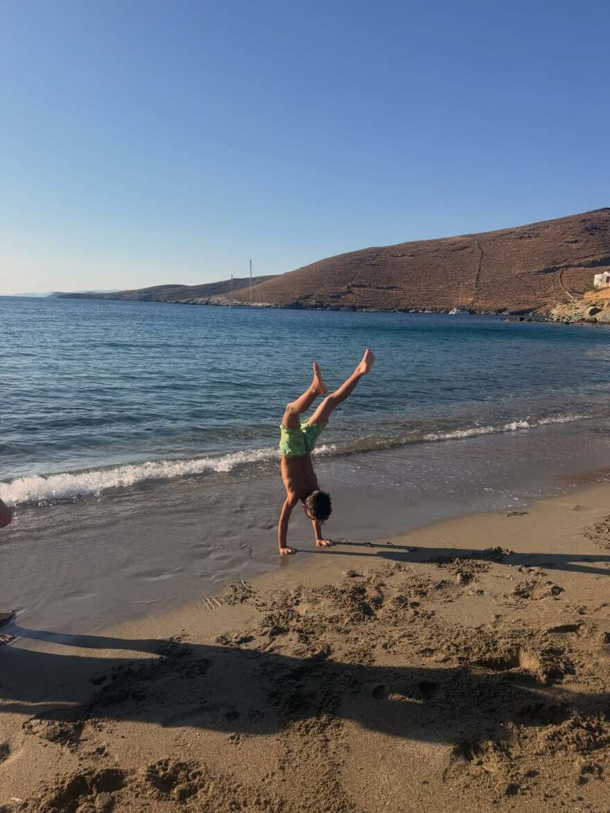 Η Κατερίνα Παπουτσάκη φωτογραφήθηκε με μαύρο μπικίνι, ο «μαξιλαροπόλεμος» και οι εικόνες από την παραλία: Κύθνος και χαρά, έγραψε