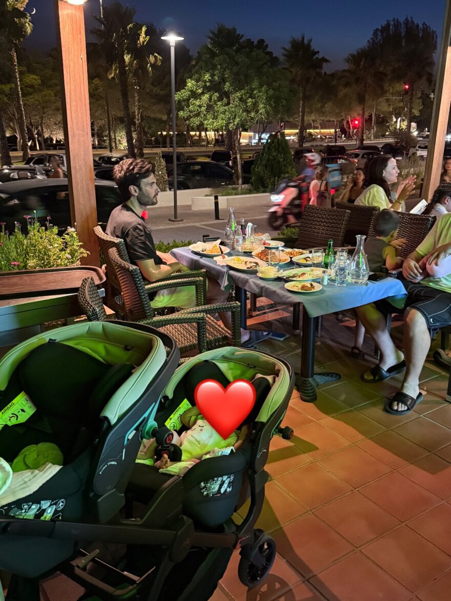 Η Άννα Πρέλεβιτς και ο Νικήτας Νομικός φωτογραφήθηκαν με τις δίδυμες κόρες τους