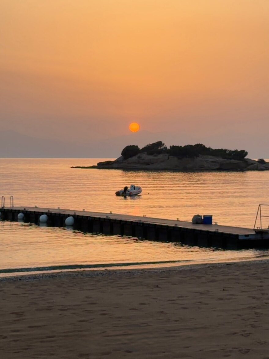 Χέιλι Μπίμπερ: Καλοκαιρινές στιγμές στην παραλία με μπικίνι και τρυφερό φιλί στον γιο της Οι πόζες της Χέιλι Μπίμπερ με μπικίνι από την παραλία και το φιλί στον γιο της: Η δεύτερη φάση του καλοκαιριού, έγραψε
