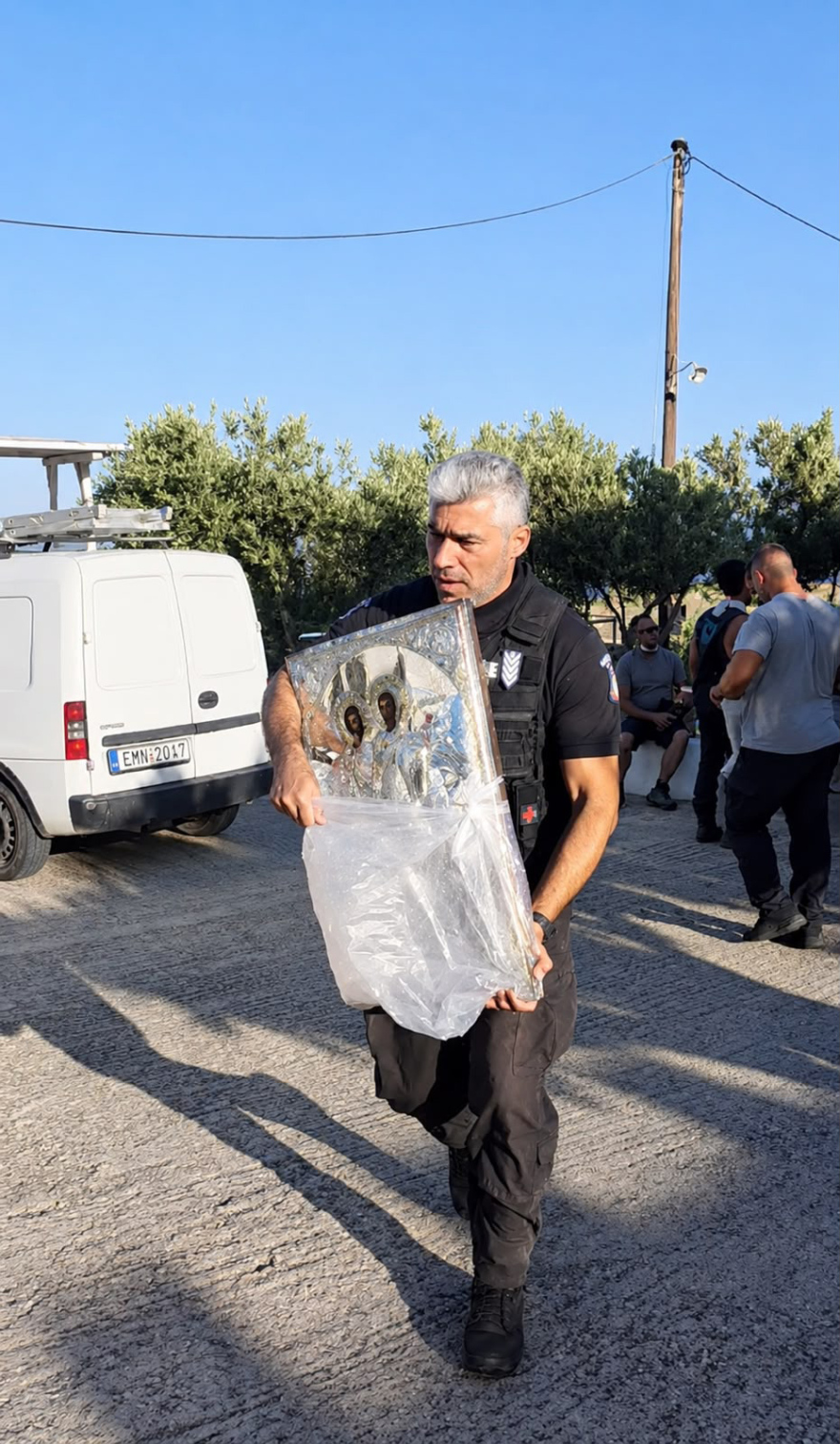 Βίντεο: Απομάκρυναν καλόγριες και ιερές εικόνες από τη Μονή Αγίων Θεοδώρων ενώ μαινόταν η φωτιά στην Πάρο