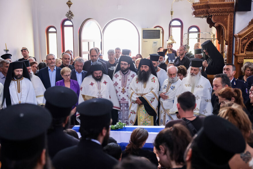 Σε κλίμα οδύνης η κηδεία του 25χρονου πυροσβέστη που έχασε τη ζωή του στη μάχη με τις φλόγες στο Ρέθυμνο