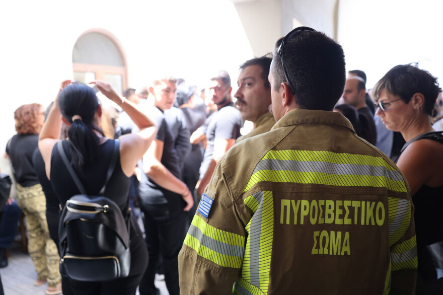 Σε κλίμα οδύνης η κηδεία του 25χρονου πυροσβέστη που έχασε τη ζωή του στη μάχη με τις φλόγες στο Ρέθυμνο