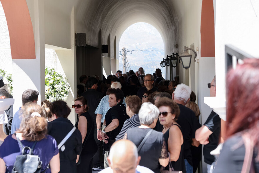 Σε κλίμα οδύνης η κηδεία του 25χρονου πυροσβέστη που έχασε τη ζωή του στη μάχη με τις φλόγες στο Ρέθυμνο