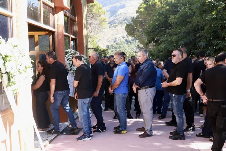 Σε κλίμα οδύνης η κηδεία του πυροσβέστη Εμμανουήλ Στρατιδάκη στο Ρέθυμνο