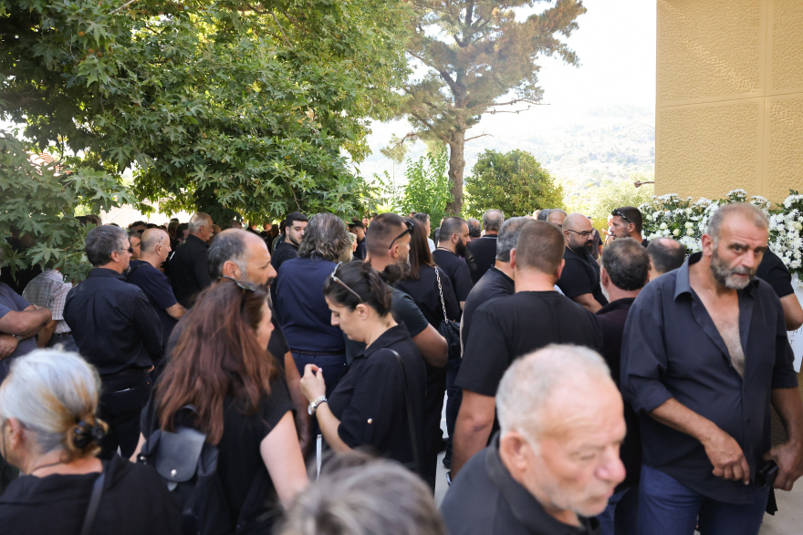 Σε κλίμα οδύνης η κηδεία του πυροσβέστη Εμμανουήλ Στρατιδάκη στο Ρέθυμνο