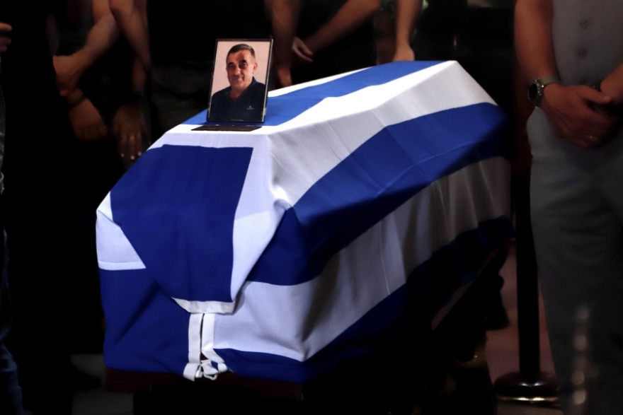 Σε κλίμα οδύνης η κηδεία του πυροσβέστη Εμμανουήλ Στρατιδάκη στο Ρέθυμνο