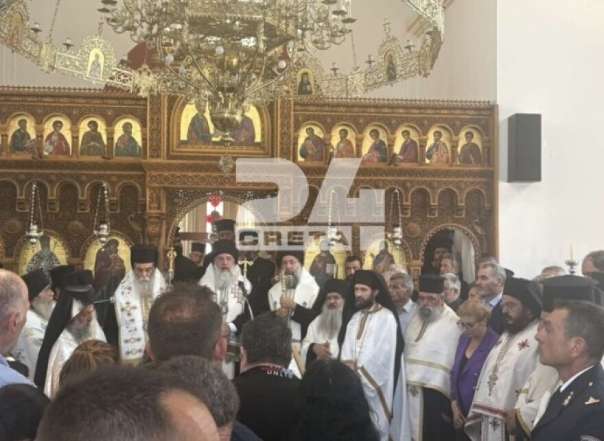 Σε κλίμα οδύνης η κηδεία του 25χρονου πυροσβέστη που έχασε τη ζωή του στη μάχη με τις φλόγες στο Ρέθυμνο