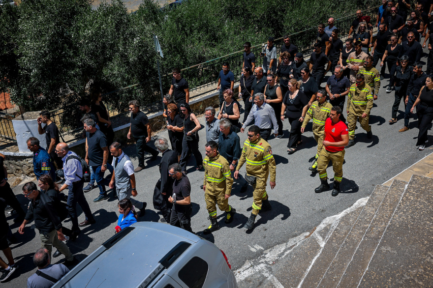 Σε κλίμα οδύνης η κηδεία του πυροσβέστη Εμμανουήλ Στρατιδάκη στο Ρέθυμνο