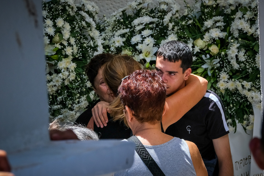 Σε κλίμα οδύνης η κηδεία του πυροσβέστη Εμμανουήλ Στρατιδάκη στο Ρέθυμνο