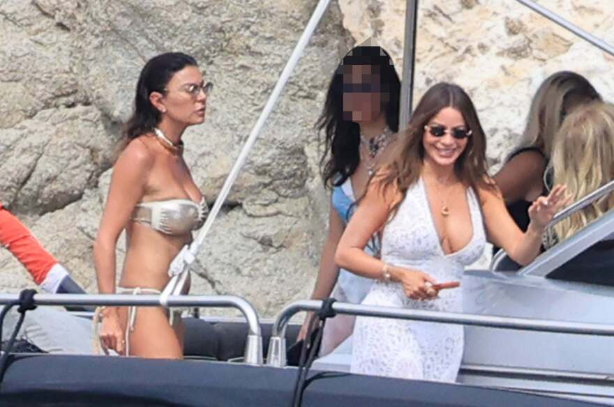 Νέες φωτογραφίες από τις διακοπές της Σοφία Βεργκάρα στη Μύκονο, διασκέδασε σε σκάφος με τη Μαρίνα Βερνίκου