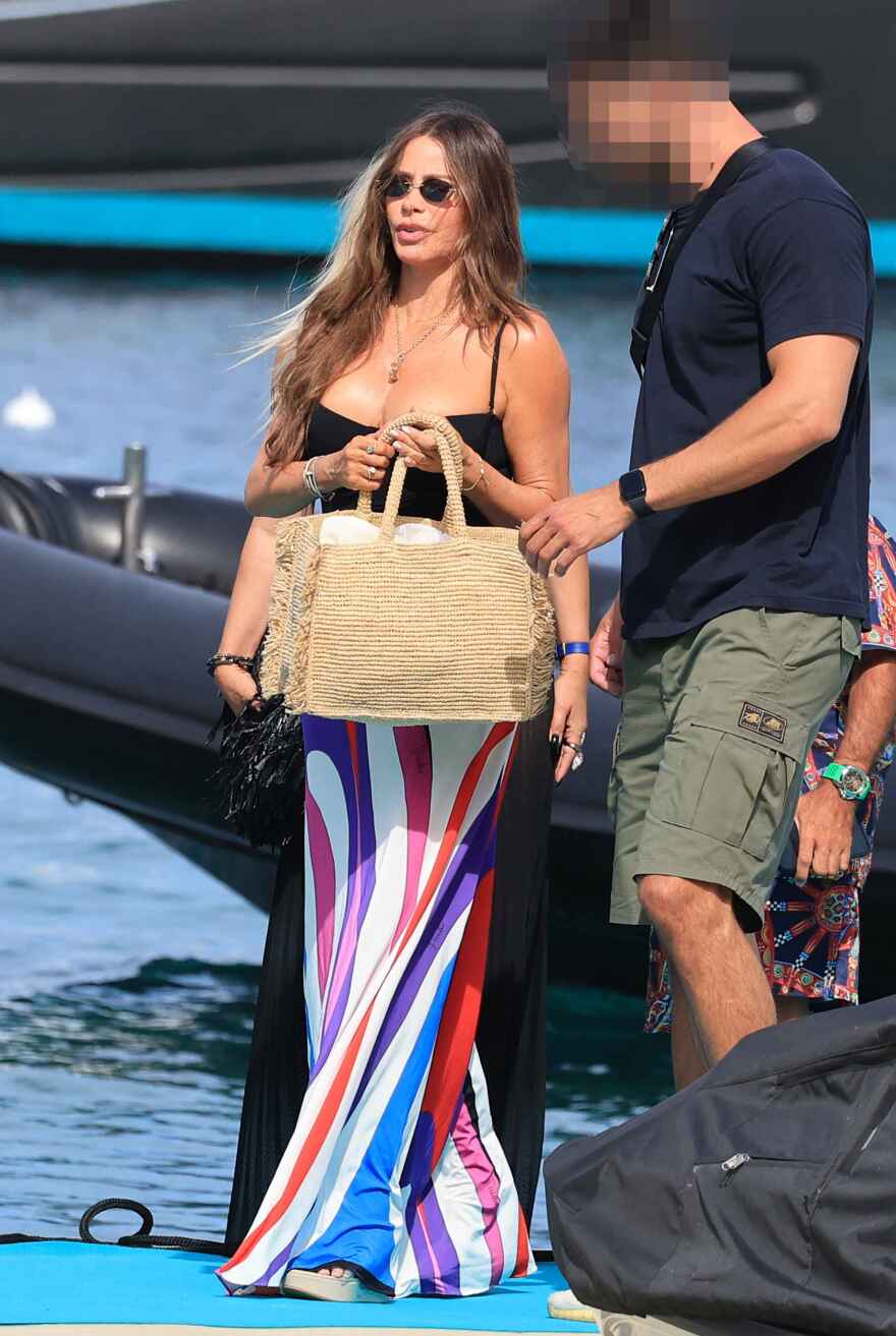 Νέες φωτογραφίες από τις διακοπές της Σοφία Βεργκάρα στη Μύκονο, διασκέδασε σε σκάφος με τη Μαρίνα Βερνίκου