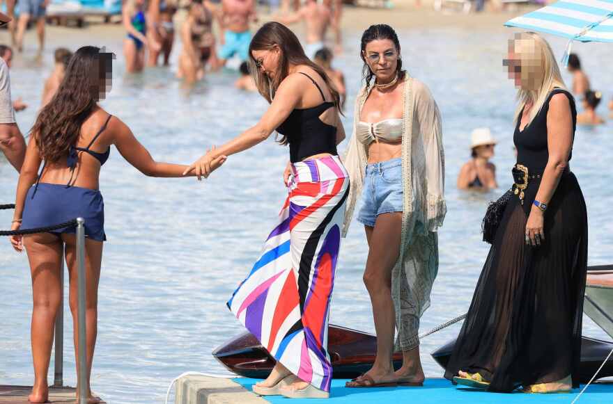 Νέες φωτογραφίες από τις διακοπές της Σοφία Βεργκάρα στη Μύκονο, διασκέδασε σε σκάφος με τη Μαρίνα Βερνίκου