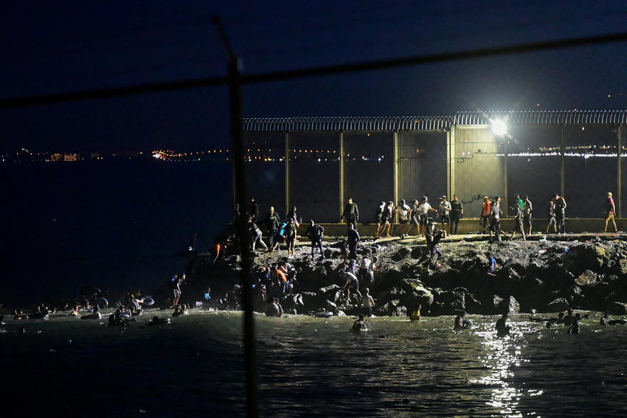 Χάος στη Θέουτα με χιλιάδες μετανάστες που πέρασαν από το Μαρόκο: Τουλάχιστον 18 νεκροί, σύγκρουση Ισπανίας και Ιταλίας