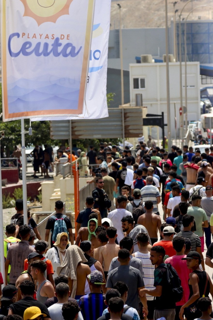 Από τους 60.000 μετανάστες που εισέβαλαν στη Θέουτα οι 37.500 επέστρεψαν στο Μαρόκο, λέει η ισπανική κυβέρνηση