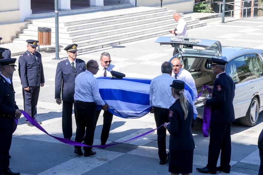 Θρήνος στην κηδεία του 27χρονου Ανθυποπυραγού Κωνσταντίνου Λαιμοδέτη που έχασε τη ζωή του στο Γύθειο, με τιμές ήρωα το τελευταίο αντίο
