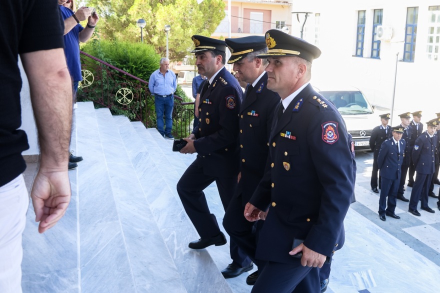 Θρήνος στην κηδεία του 27χρονου Ανθυποπυραγού Κωνσταντίνου Λαιμοδέτη που έχασε τη ζωή του στο Γύθειο, με τιμές ήρωα το τελευταίο αντίο