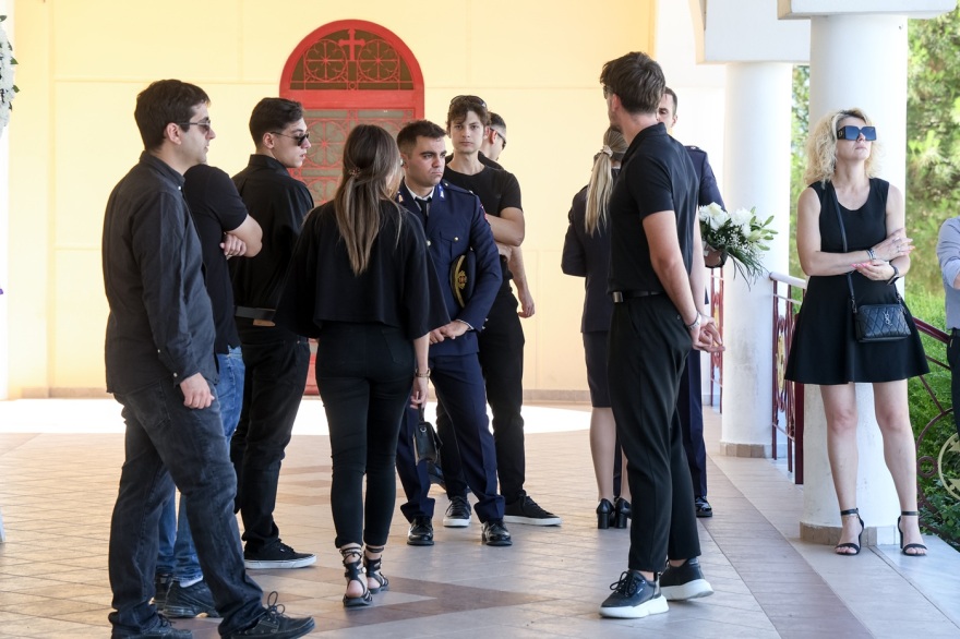 Θρήνος στην κηδεία του 27χρονου Ανθυποπυραγού Κωνσταντίνου Λαιμοδέτη που έχασε τη ζωή του στο Γύθειο, με τιμές ήρωα το τελευταίο αντίο