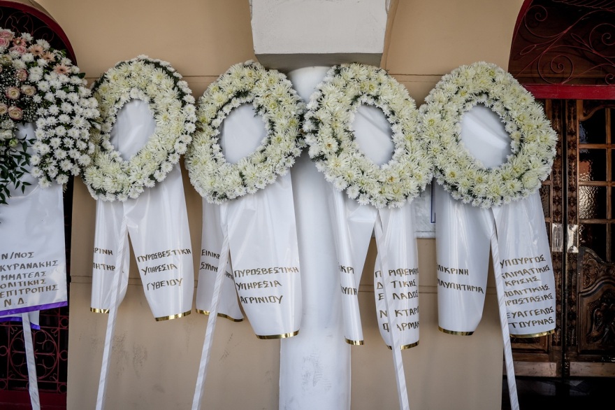 Θρήνος στην κηδεία του 27χρονου Ανθυποπυραγού Κωνσταντίνου Λαιμοδέτη που έχασε τη ζωή του στο Γύθειο, με τιμές ήρωα το τελευταίο αντίο