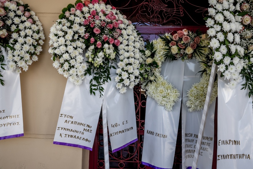 Θρήνος στην κηδεία του 27χρονου Ανθυποπυραγού Κωνσταντίνου Λαιμοδέτη που έχασε τη ζωή του στο Γύθειο, με τιμές ήρωα το τελευταίο αντίο