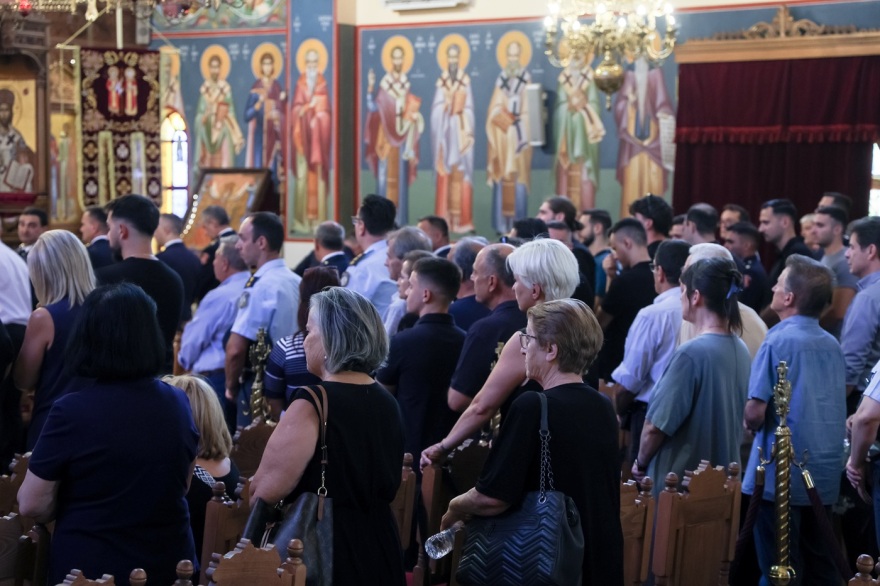 Θρήνος στην κηδεία του 27χρονου Ανθυποπυραγού Κωνσταντίνου Λαιμοδέτη που έχασε τη ζωή του στο Γύθειο, με τιμές ήρωα το τελευταίο αντίο