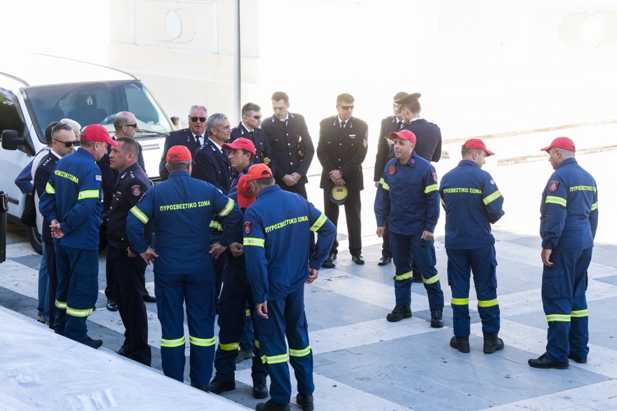 Θρήνος στην κηδεία του 27χρονου Ανθυποπυραγού Κωνσταντίνου Λαιμοδέτη που έχασε τη ζωή του στο Γύθειο, με τιμές ήρωα το τελευταίο αντίο