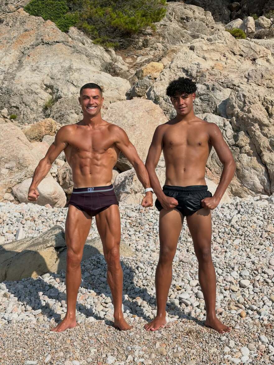 Ο γραμμωμένος Κριστιάνο Ρονάλντο φωτογραφήθηκε με τον γιο του και τον τρόλαρε για την προσπάθεια του να γίνει «φέτες»: Όχι ακόμα, του έγραψε