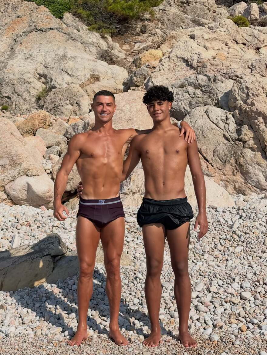 Ο γραμμωμένος Κριστιάνο Ρονάλντο φωτογραφήθηκε με τον γιο του και τον τρόλαρε για την προσπάθεια του να γίνει «φέτες»: Όχι ακόμα, του έγραψε