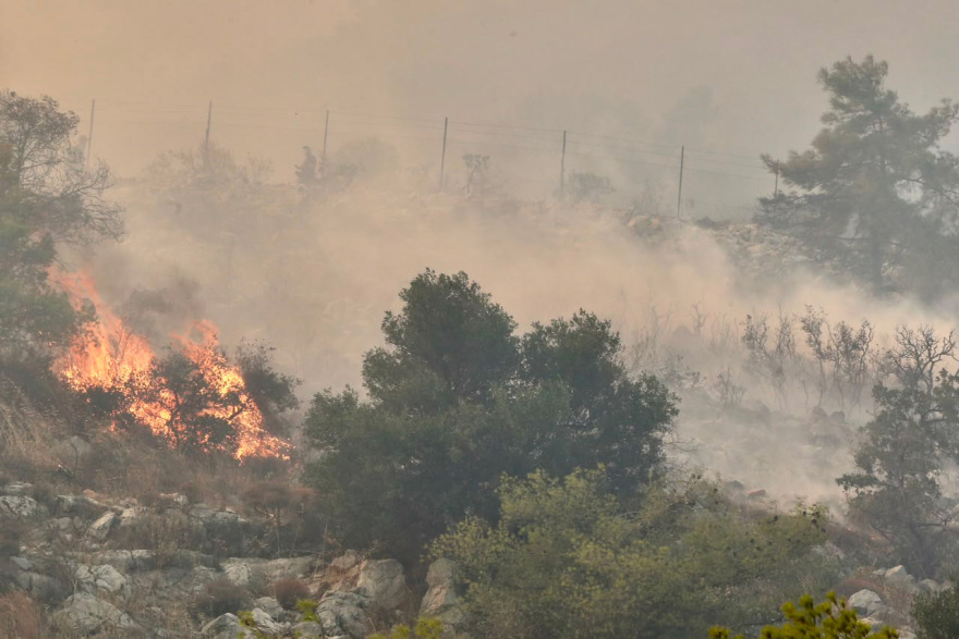 Δείτε βίντεο drone: Πάει καλύτερα η φωτιά στην Περιφερειακή Αιγάλεω, «ασπίδα» στο Ψυχιατρείο στο Δαφνί, εκκενώθηκαν Αφαία και Άνω Δάσος Χαϊδαρίου