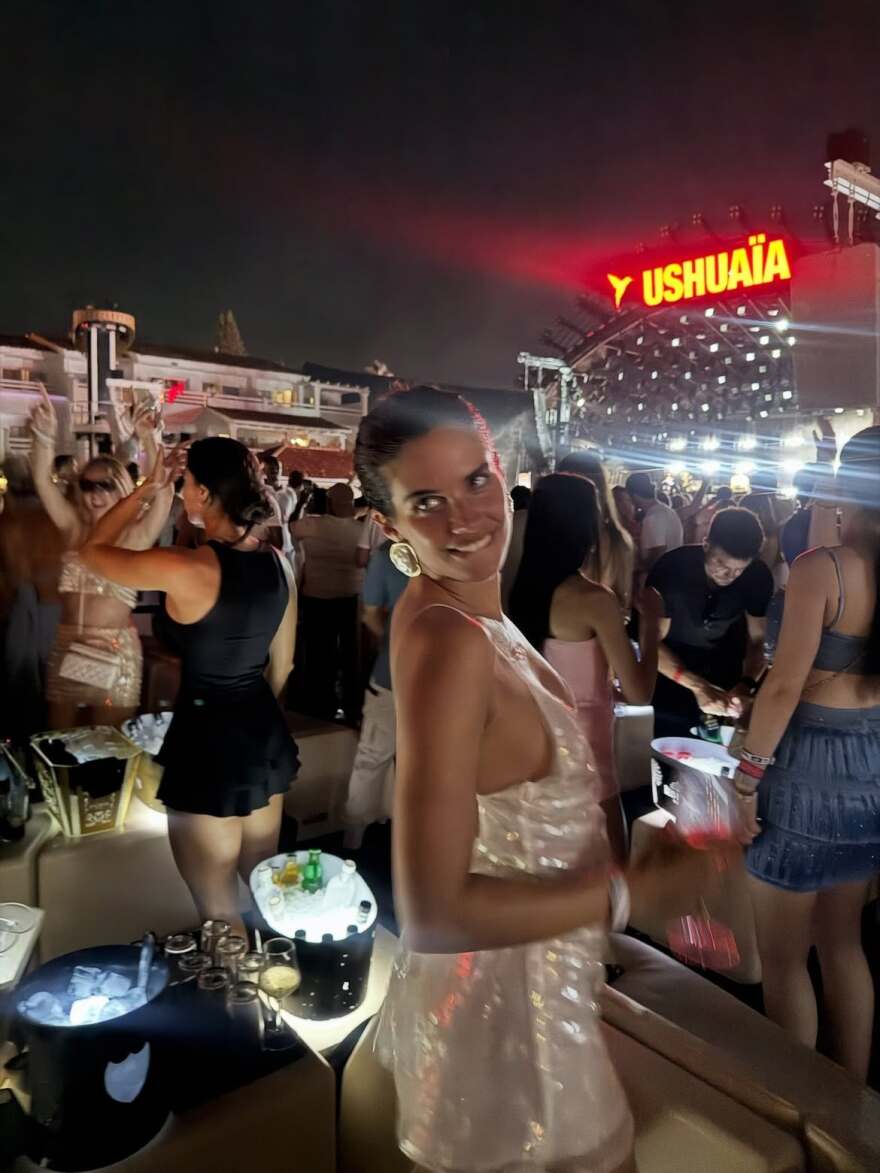 Οι φωτογραφίες της Σάρα Σαμπάιο με μαύρο μπικίνι σε σκάφος στην Ίμπιζα και τα ξέφρενα βράδια με τις φίλες της
